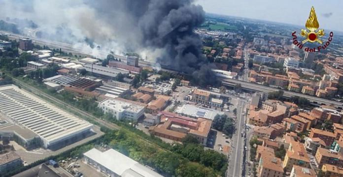 Una fuerte explosi&oacute;n en la autopista deja al menos 1 muerto y 145 heridos