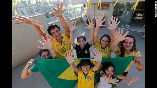 Una familia de seis dedos anima a Brasil para ser hexacampe&oacute;n