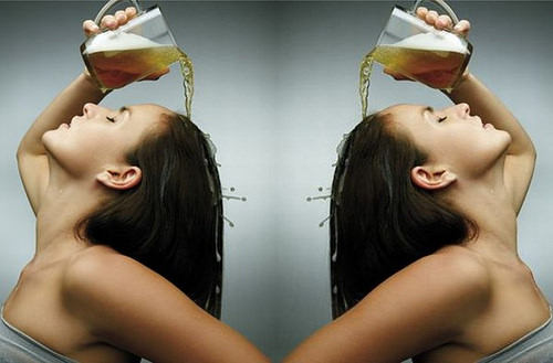 Cada dos d&iacute;as ella echa una botella de cerveza en su cabello. Cuando sepas la raz&oacute;n querr&aacute;s hacerlo