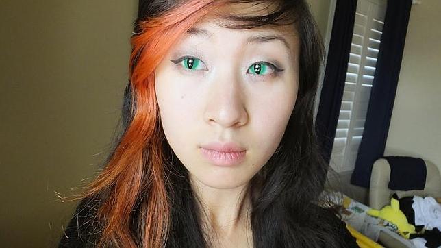La peligrosa moda de tatuarse los ojos 