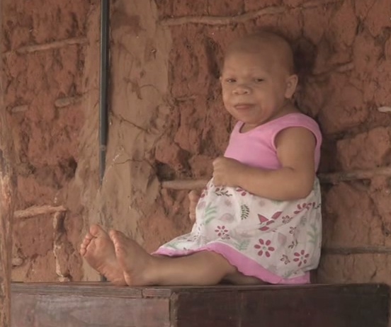 Parece una beb&eacute;, pero en realidad ella tiene 31 a&ntilde;os