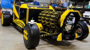 Un auto fabricado con m&aacute;s de 500.000 Lego que funciona
