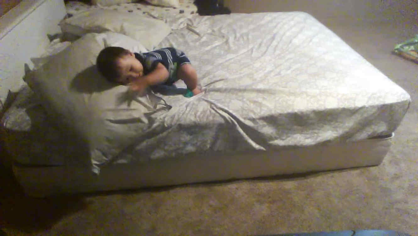 El tierno ingenio de un beb&eacute; para bajarse de la cama