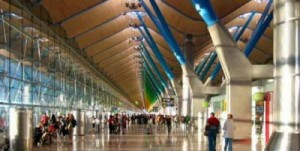 40 venezolanos retenidos en aeropuerto de Madrid por falta de documentaci&oacute;n