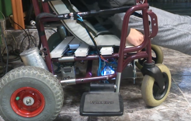 Posiblemente la primera silla del mundo adaptada para que una persona parapl&eacute;jica pueda subir y baja