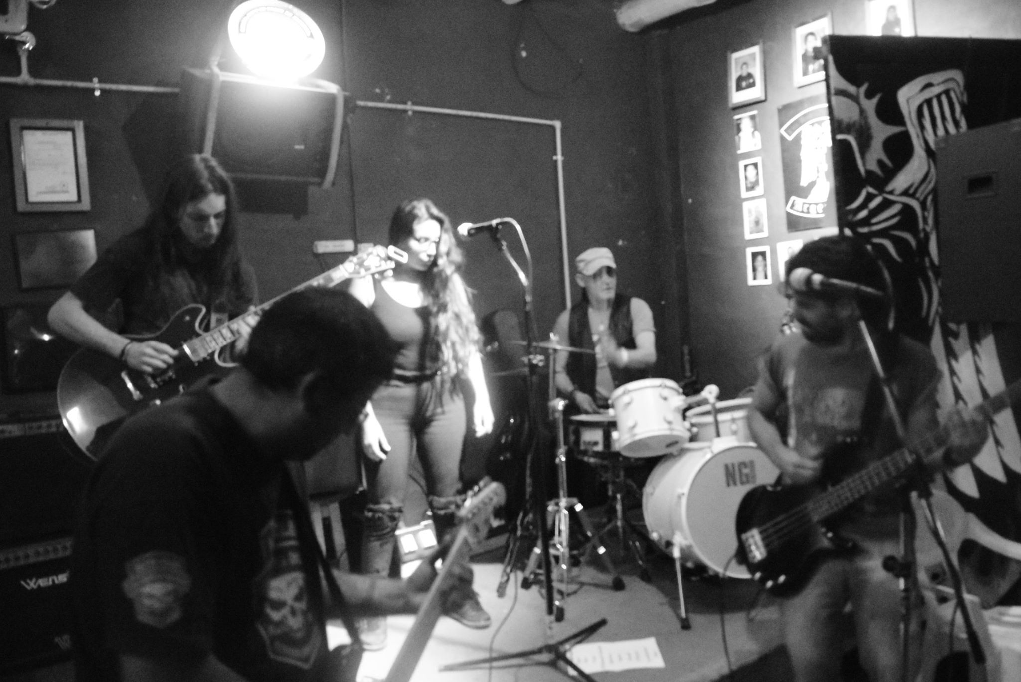 Y LA BANDA SIGUI&Oacute; TOCANDO