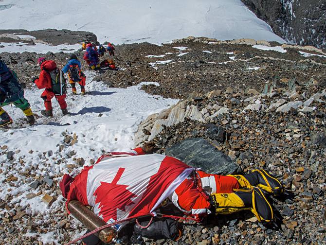M&aacute;s de 200 cad&aacute;veres en El Everest son puntos de referencia 