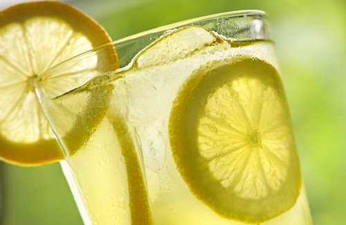 10 beneficios de beber agua tibia de lim&oacute;n cada ma&ntilde;ana