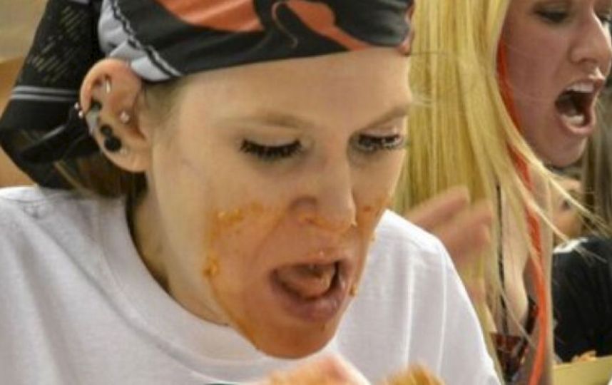 Sorprendente: comi&oacute; 363 alitas en 30 minutos