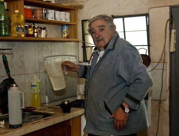 Mujica, un viejo sucio que no lav&oacute; ni los tuppers de su casa