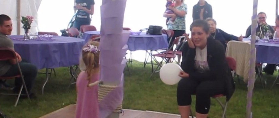 Ni&ntilde;a de 4 a&ntilde;os le canta una emotiva canci&oacute;n a su madre enferma de c&aacute;ncer