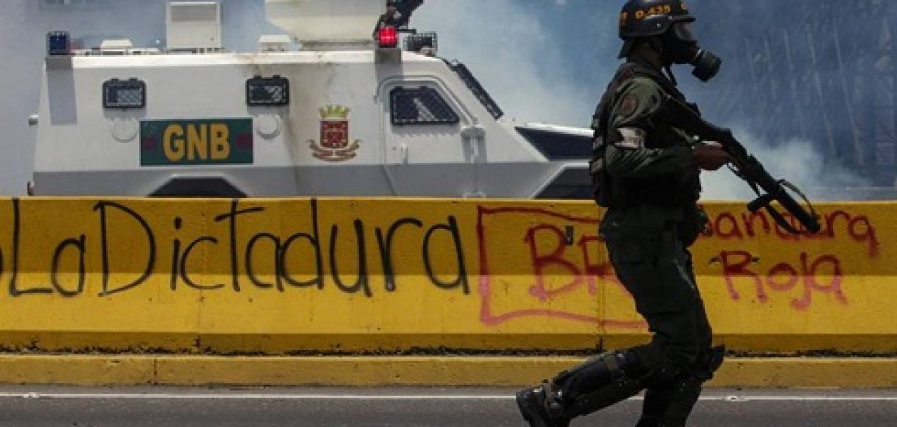 31 j&oacute;venes fueron introducidos por fuerzas policiales en un cami&oacute;n sin ventilaci&oacute;n  