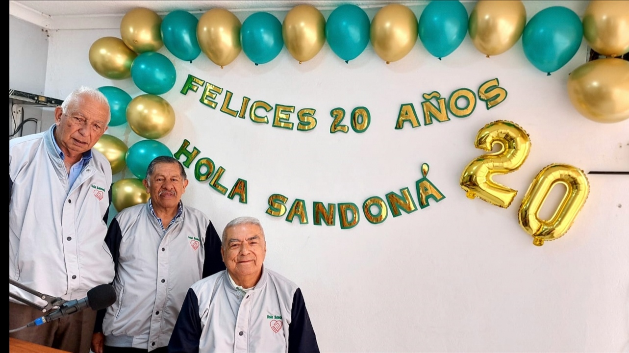 El maestro Sofon&iacute;as Rodr&iacute;guez y los 20 a&ntilde;os de "Hola Sandon&aacute;" . 