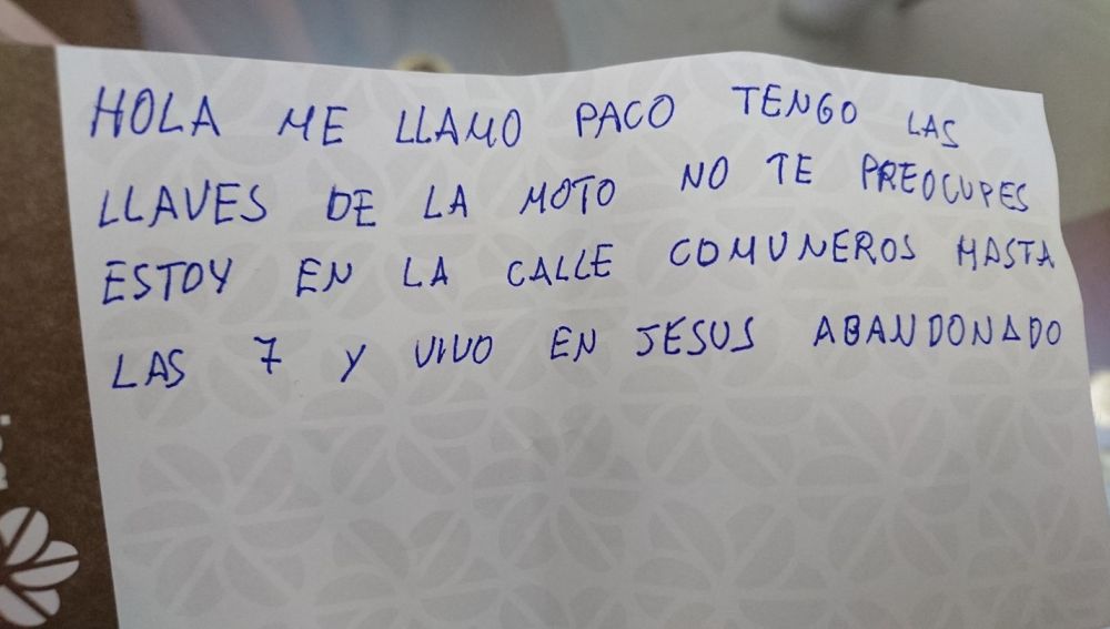Joven pierde las llaves de su moto y un indigente le deja este mensaje. Mira lo que sucede luego