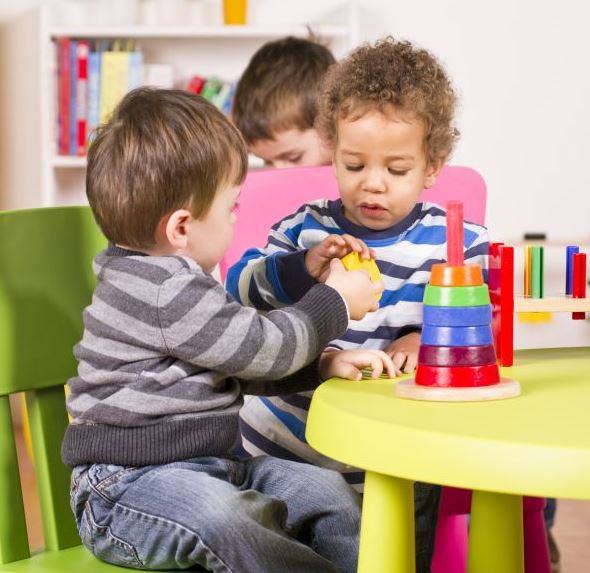 Los ni&ntilde;os necesitan una mirada real que les ilumine el rostro y no el brillo de una pantalla