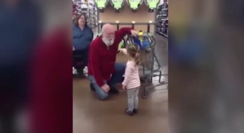 La ni&ntilde;a lo confundi&oacute; con Papa Noel y as&iacute; reaccion&oacute; &eacute;l