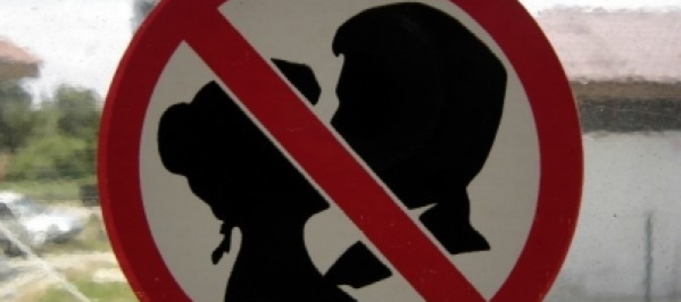 Escuela de Gales expulsar&aacute; a estudiantes que tengan pareja 