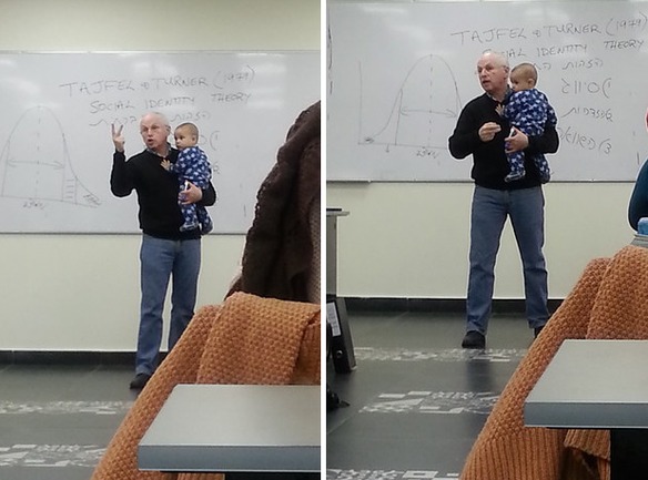 La raz&oacute;n por la que este profesor sostiene un beb&eacute; mientras da clase da la vuelta al mundo