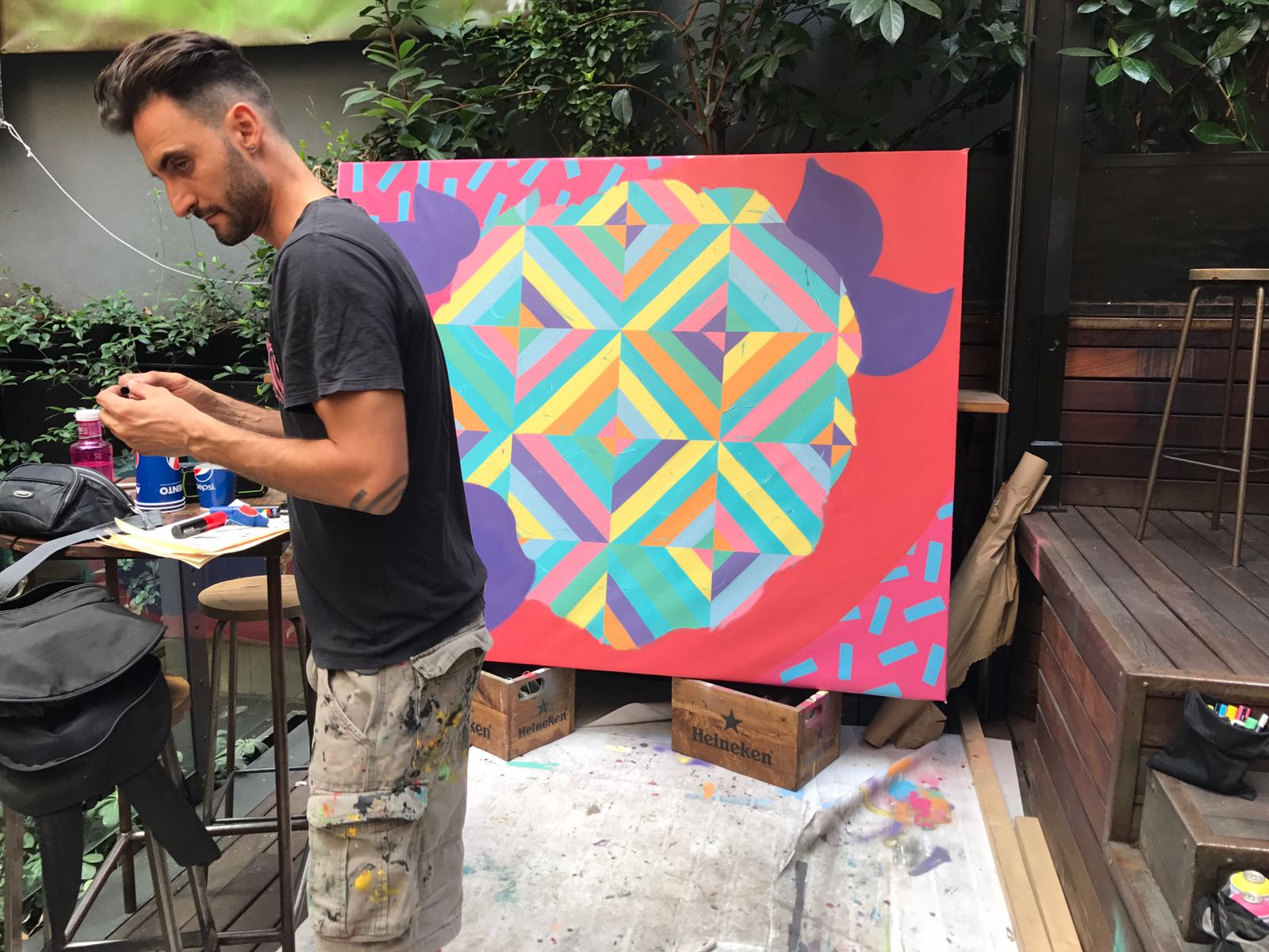 El artista catal&aacute;n El Rey de la Ruina desata pasiones en el Street Art & Food Festival
