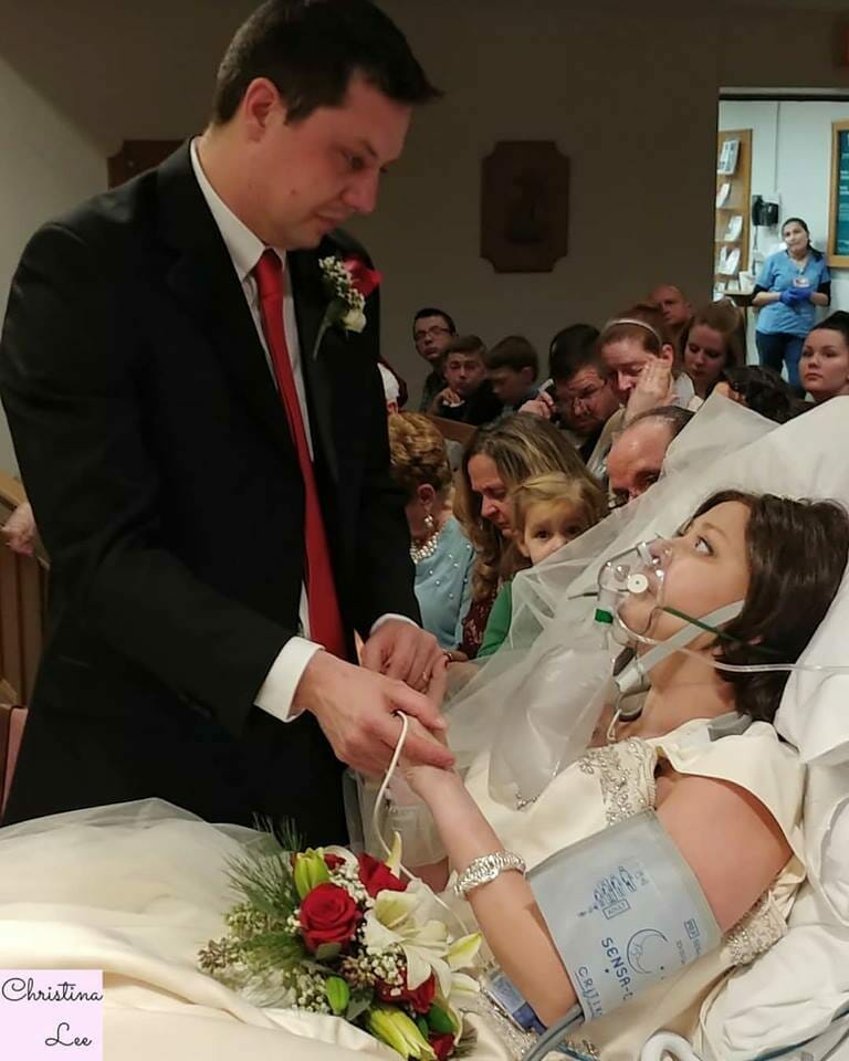 Mujer con c&aacute;ncer se casa en hospital. A las 18 horas el esposo la mira a los ojos y se descompone