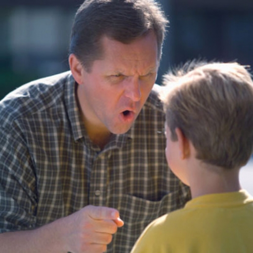El mal humor del padre causa problemas en el desarrollo de sus hijos
