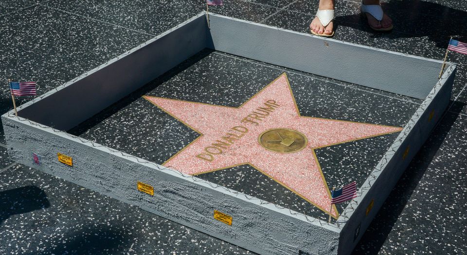 Artista construye un muro alrededor de la estrella de Trump en el Paseo de la Fama en Hollywood