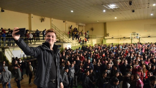 Mil quinientos chicos escucharon al campe&oacute;n internacional de rob&oacute;tica