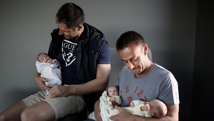 Una pareja gay se convierte en padres de trillizos que llevan el ADN de ambos