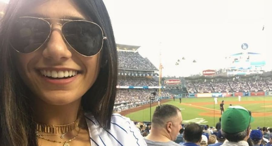 No podr&aacute;s creer el motivo por el que sacaron a ex actriz porno Mia Khalifa de un estadio de beisbol