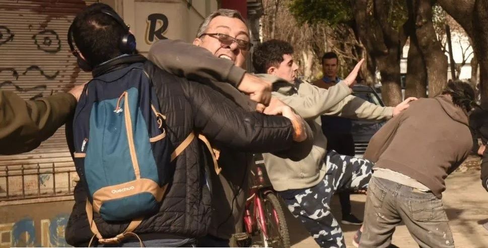Tensi&oacute;n en acto de Macri: pelea entre vecinos que lo apoyaban y otros que lo insultaban