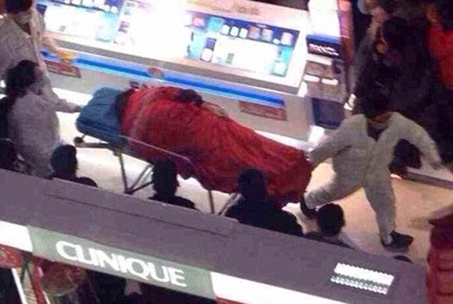 China: se suicid&oacute; tras cinco horas de compras con su novia