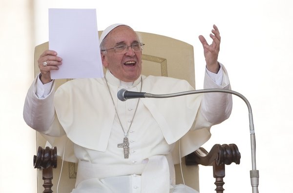 Francisco pide a bautizados llevar luz de Dios y no ser solo cristianos de nombre