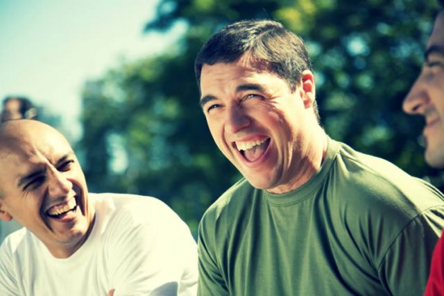Hombres necesitan salir con amigos dos veces por semana por su salud