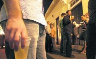 Hombres necesitan salir con amigos dos veces por semana por su salud