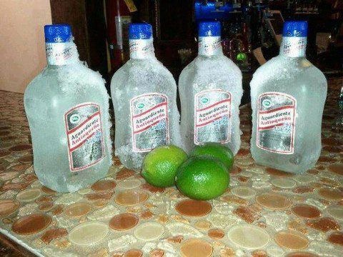 Pide medias de navidad y recibe medias pero de guaro