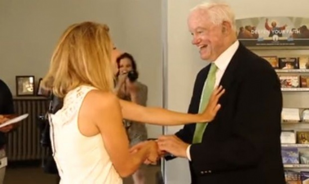 El hombre que lleva el coraz&oacute;n de su padre la acompa&ntilde;&oacute; al altar 