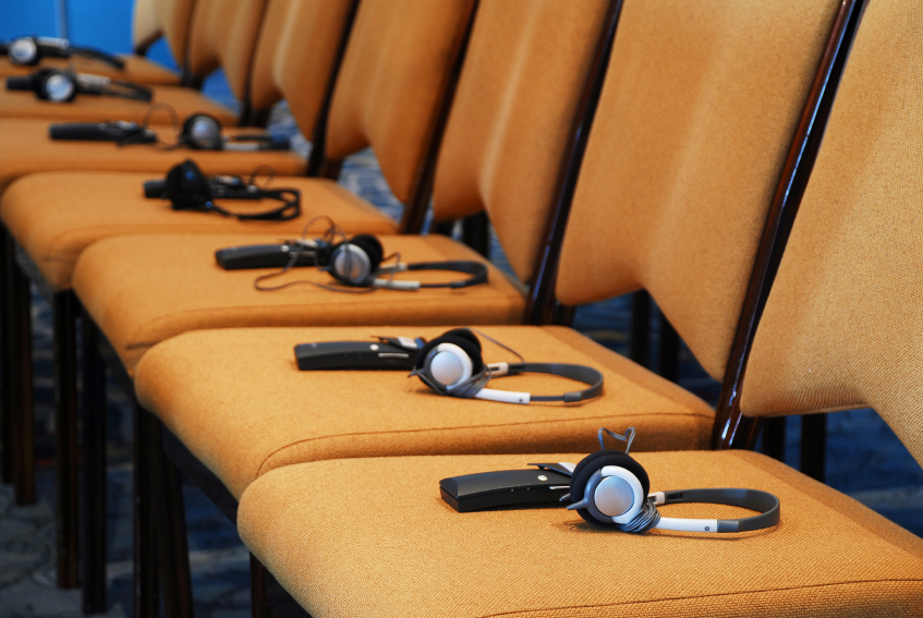 C&oacute;mo funciona la traducci&oacute;n simult&aacute;nea en eventos internacionales