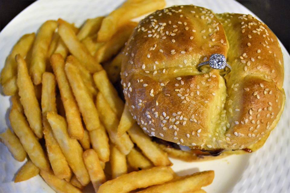 Una hamburguesa coronada con un anillo de diamantes podr&iacute;a ser el regalo perfecto para San Valent&iacute;n 
