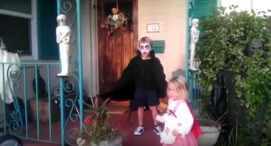 Esta peque&ntilde;a ni&ntilde;a defendi&oacute; a su hermano de un terror&iacute;fico adorno de Halloween