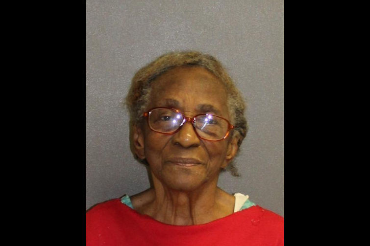 Mujer de 95 a&ntilde;os es arrestada por pegarle con chancleta a nieta de 46 a&ntilde;os