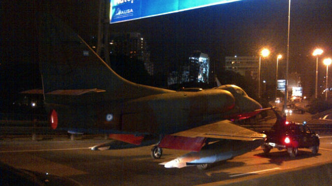 Un avi&oacute;n de guerra por Panamericana