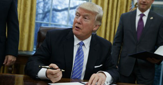 &iquest;De qu&eacute; se trata la pol&eacute;mica prohibici&oacute;n migratoria de Trump?