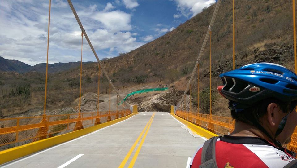 Un puente con r&iacute;o pero sin carretera