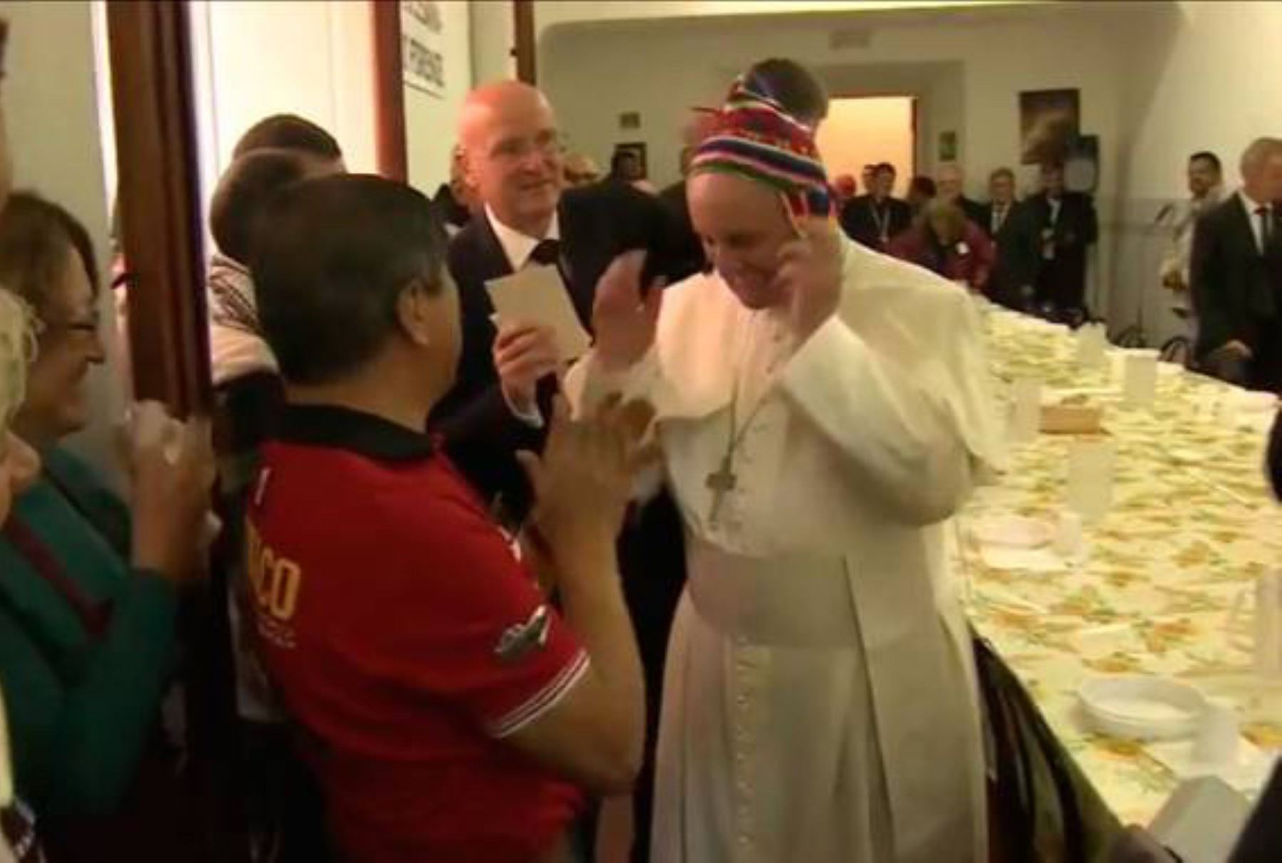 VIDEO: El Papa almorz&oacute; con 60 pobres de Florencia con platos de pl&aacute;stico y agua de grifo