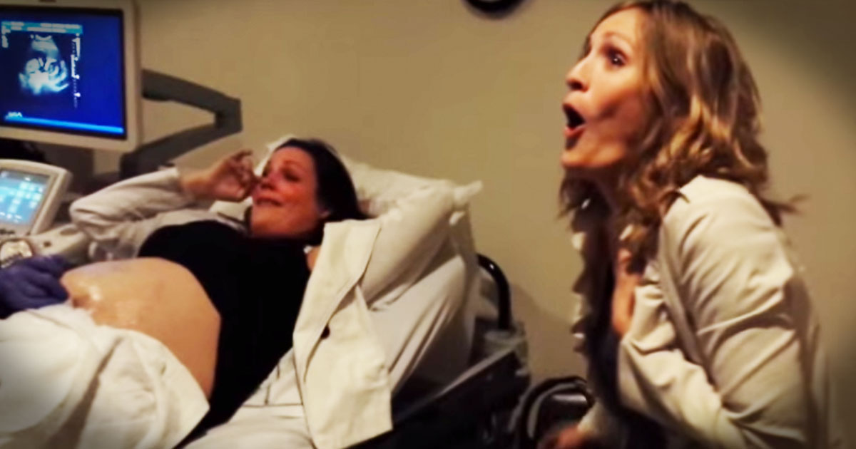 Woman has a hilarious reaction to her sister's surprise 