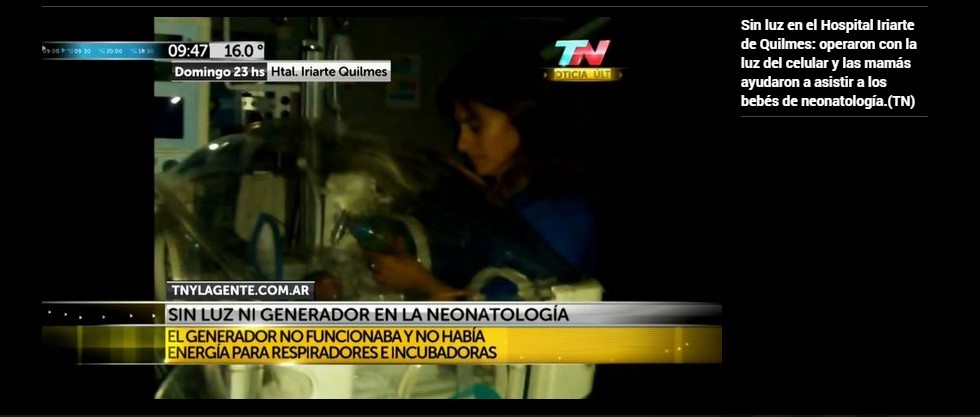 Se cort&oacute; la luz y tuvieron que terminar una operaci&oacute;n con un celular