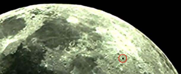 Astr&oacute;nomo avista una extra&ntilde;a esfera negra sobre la Luna durante una emisi&oacute;n en directo: