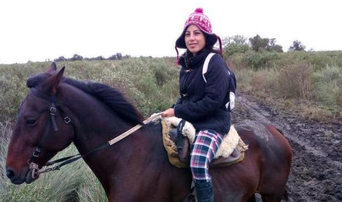 La pura verdad de ayacucho La enfermera que se traslada a caballo para visitar a sus pacientes