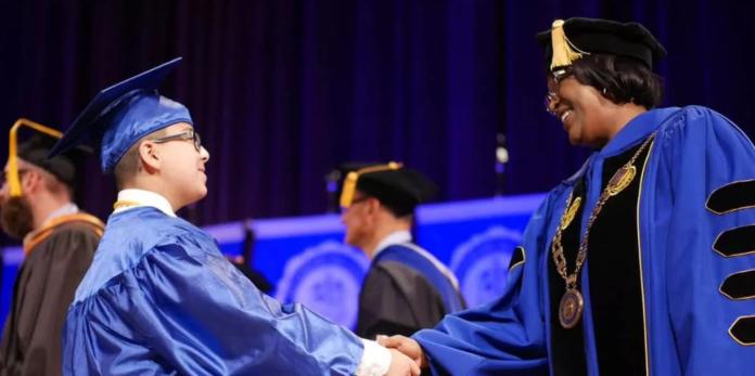 Recibe su primer t&iacute;tulo universitario a los 11 a&ntilde;os y piensa demostrar que 'Dios s&iacute; existe'