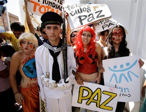 Topless en favor de la Paz